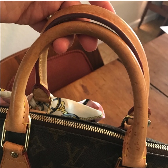 Louis Vuitton Alma - Picture 10 of 14